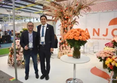 Paul Molina and Daniel Gomez of Naranjo roses presenting their e live variety Naranjo, bres by DeRuiter. Introduced at the Expo Flor Ecuador. Big headed oranje variety. Usually orange not so big. Shape is classic when it is open it keeps the color!